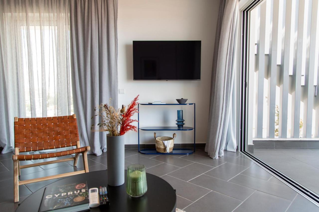 Liv Urban Suites Ларнака Екстериор снимка